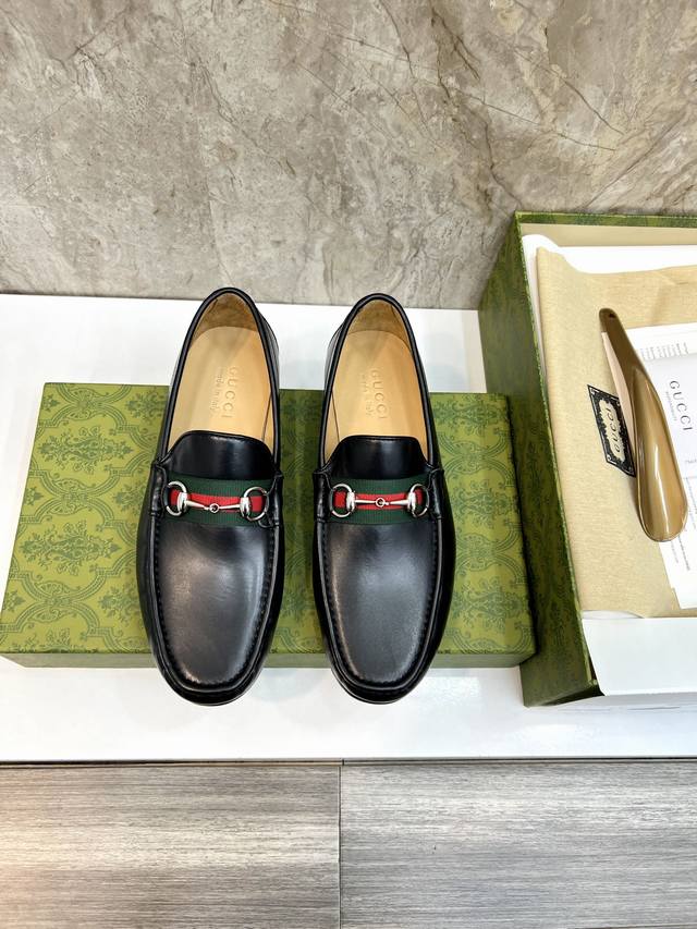 原版真皮大底 品牌：Gucci 古奇 标准码：男码39–44 45可以定做 等级：官网同款 原单品质 材料：原版牛皮 牛皮内里 原版真皮大底 款式类别：男士时尚